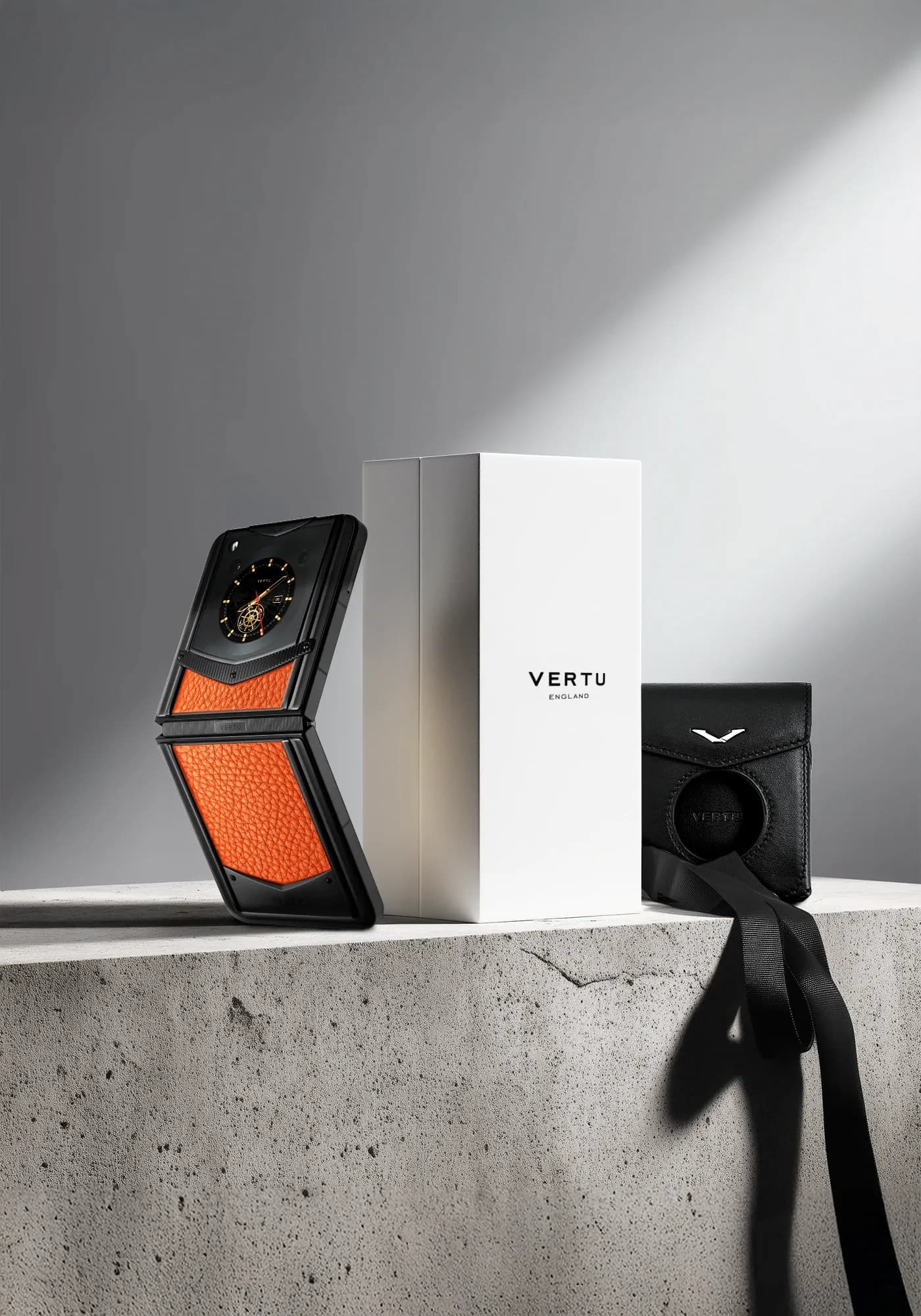 Vertu® Ironflip Calfskin Charm & Cover – Complimentary Elegance / Набор Стильный Смартфон и Кожаный Чехол